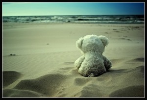 sad,alone,beach,photography,teddy,teddy,bear-5fe4a3cb85f0eb6f461c0dff9ddc512f_h_large